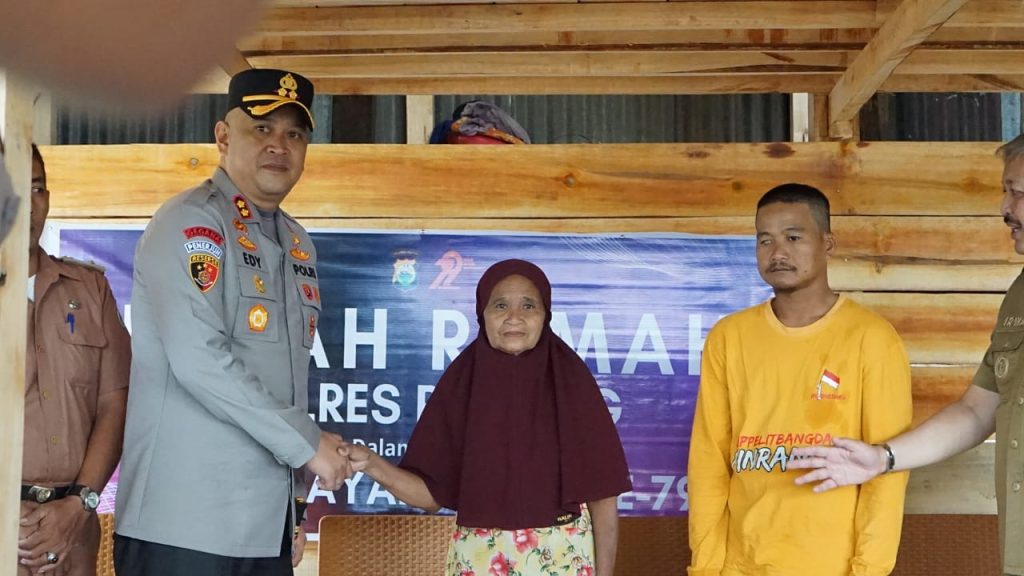 Dalam Rangka HUT Bhayangkara ke-79, Kapolres Pinrang Bedah Rumah Warga di Rubae