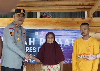Dalam Rangka HUT Bhayangkara ke-79, Kapolres Pinrang Bedah Rumah Warga di Rubae