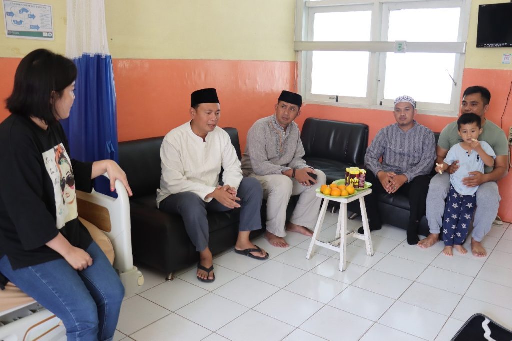 Kapolres Tana Toraja Besuk Anak Personelnya Yang Sedang di Rawat di Rumah Sakit