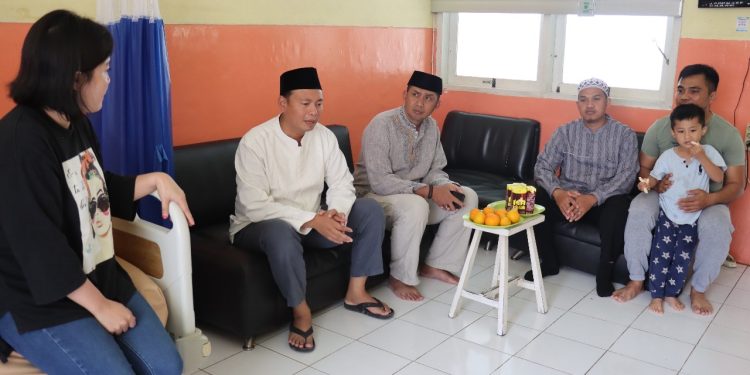 Kapolres Tana Toraja Besuk Anak Personelnya Yang Sedang di Rawat di Rumah Sakit