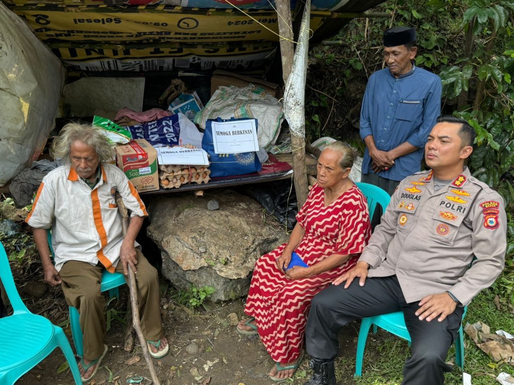 Kapolres Maros Berbagi Kebahagiaan ke Pasangan Lansia Yang Tinggal di Gubuk Pinggir Jalan