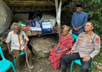 Kapolres Maros Berbagi Kebahagiaan ke Pasangan Lansia Yang Tinggal di Gubuk Pinggir Jalan