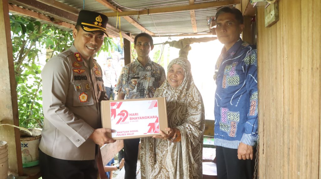 Kapolres Wajo bersama Ketua Bhayangkari Gelar Bakti Sosial Dalam Rangka Hari Bhayangkara ke-79