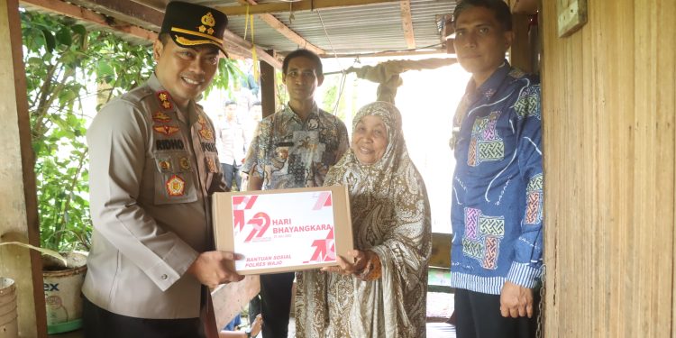 Kapolres Wajo bersama Ketua Bhayangkari Gelar Bakti Sosial Dalam Rangka Hari Bhayangkara ke-79