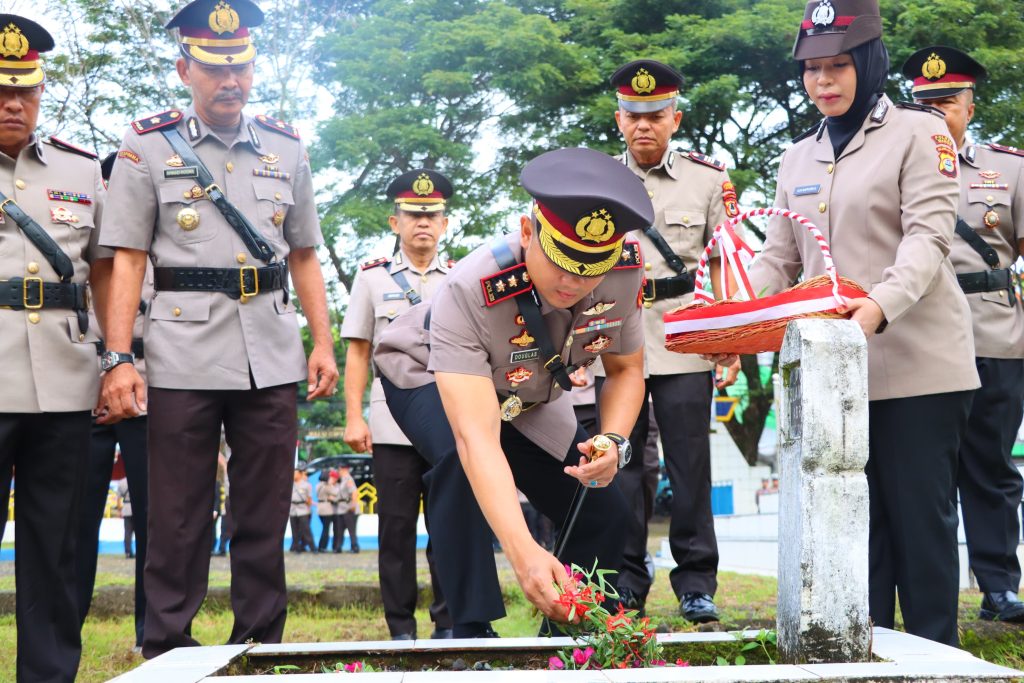 Peringati HUT Bhayangkara ke-79, Kapolres Maros Pimpin Ziarah Rombongan ke TMP