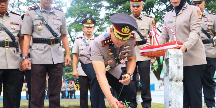 Peringati HUT Bhayangkara ke-79, Kapolres Maros Pimpin Ziarah Rombongan ke TMP