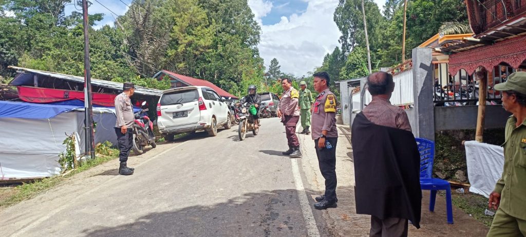 Personil Polres Tana Toraja Lakukan Pengamanan dan Atur Lalu Lintas di Acara Upacara Rambu Solo
