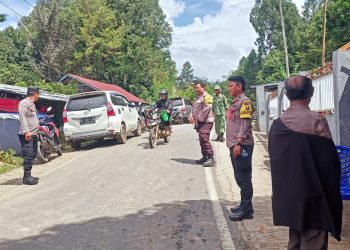 Personil Polres Tana Toraja Lakukan Pengamanan dan Atur Lalu Lintas di Acara Upacara Rambu Solo