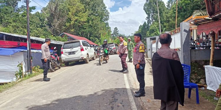 Personil Polres Tana Toraja Lakukan Pengamanan dan Atur Lalu Lintas di Acara Upacara Rambu Solo