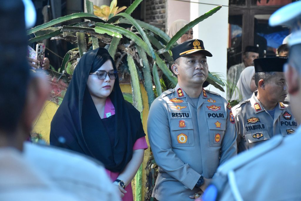 Kapolres Bulukumba bersama Ketua Bhayangkari Melayat ke Kediaman Personel Yang Meninggal