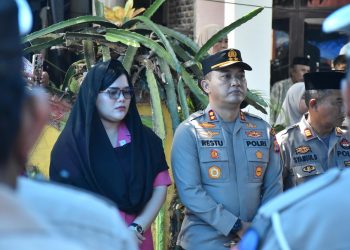 Kapolres Bulukumba bersama Ketua Bhayangkari Melayat ke Kediaman Personel Yang Meninggal