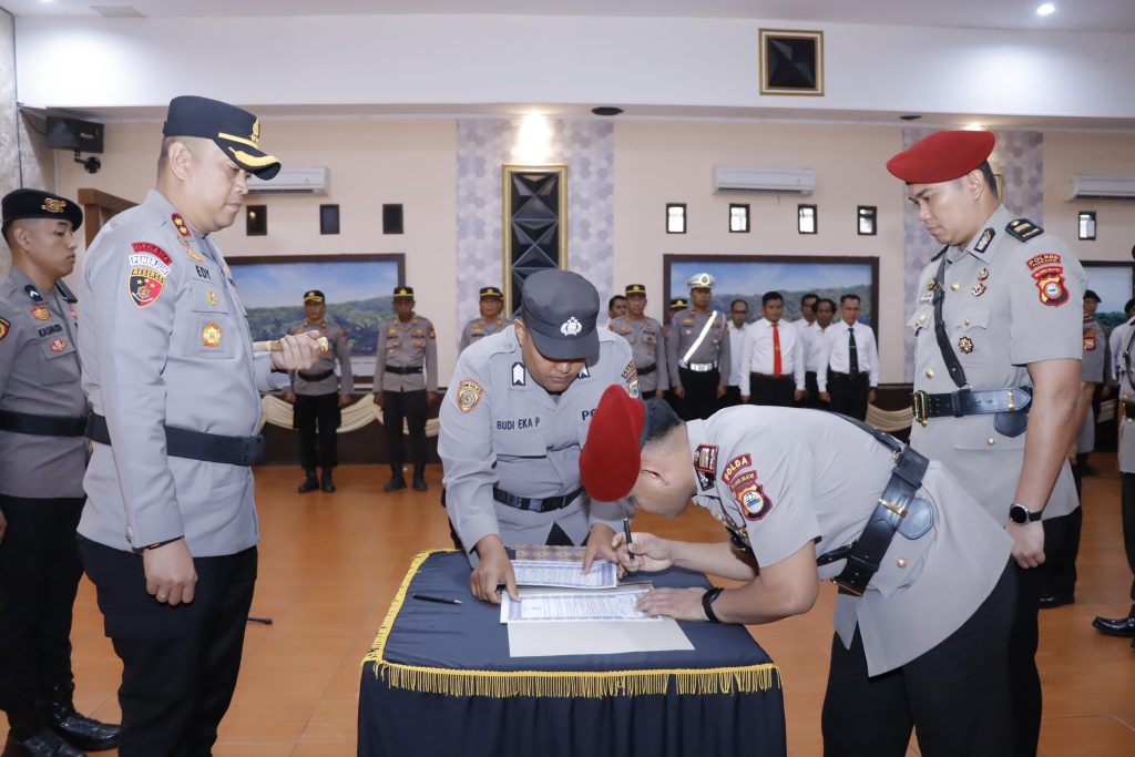 Kapolres Pinrang Pimpin Upacara Serah Terima Jabatan Kasat dan Kapolsek