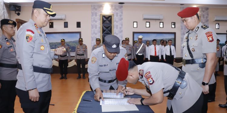 Kapolres Pinrang Pimpin Upacara Serah Terima Jabatan Kasat dan Kapolsek