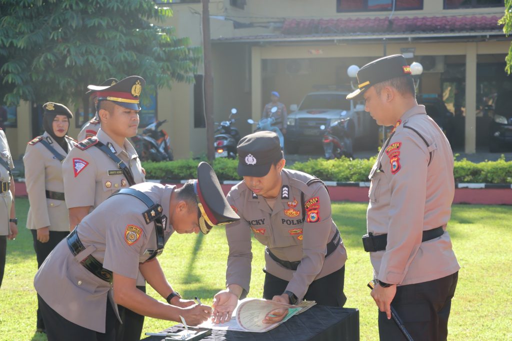 Kapolres Maros Pimpin Upacara Serah Terima Jabatan 2 Kabag, 2 Kasat dan Kapolsek