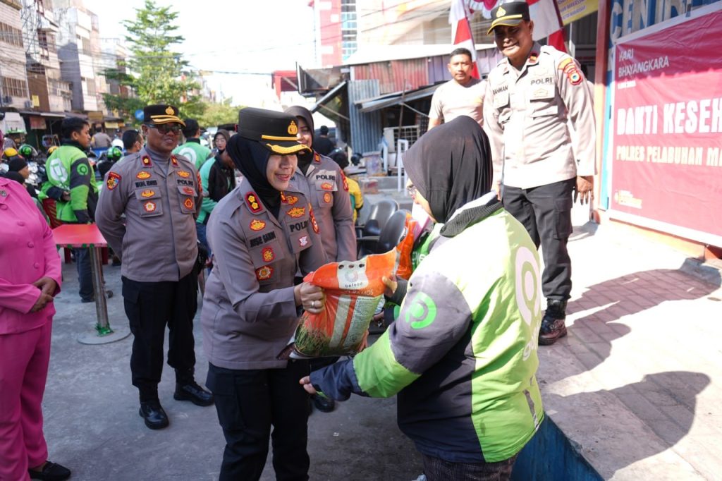 Peringati HUT Bhayangkara, Kapolres Pelabuhan Makassar Turun Langsung Bagi Bantuan ke Pengemudi Ojol