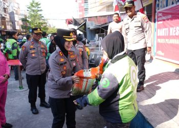 Peringati HUT Bhayangkara, Kapolres Pelabuhan Makassar Turun Langsung Bagi Bantuan ke Pengemudi Ojol