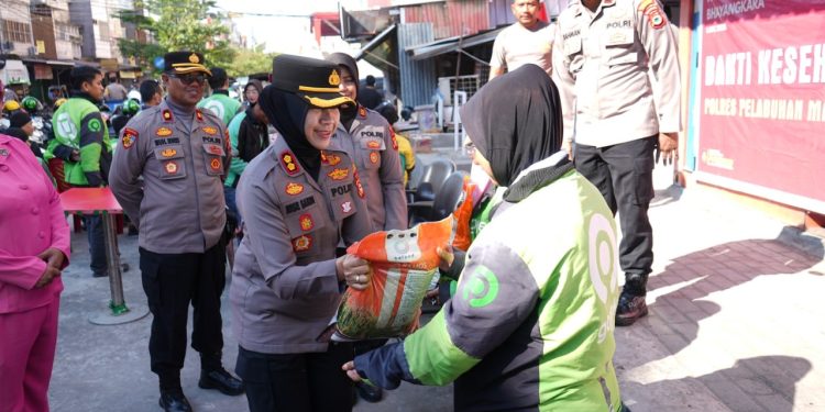 Peringati HUT Bhayangkara, Kapolres Pelabuhan Makassar Turun Langsung Bagi Bantuan ke Pengemudi Ojol
