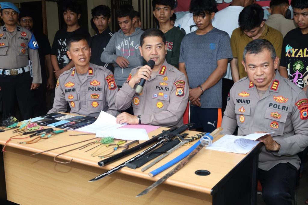 Kapolrestabes Makassar Rilis Penangkapan 19 Pelaku Geng Motor Bersenjata Tajam