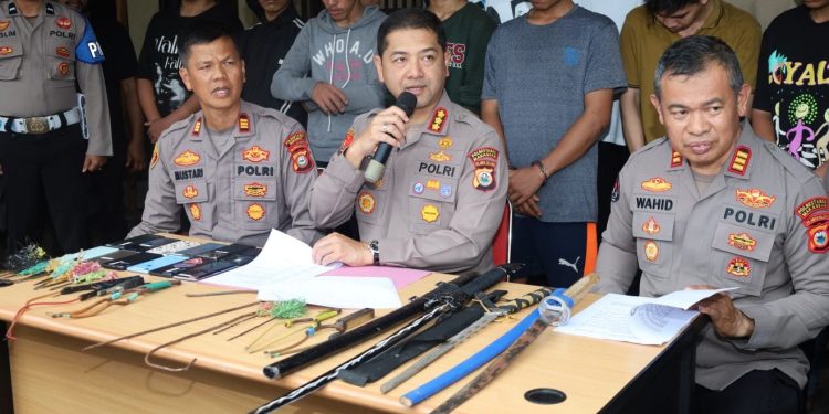 Kapolrestabes Makassar Rilis Penangkapan 19 Pelaku Geng Motor Bersenjata Tajam