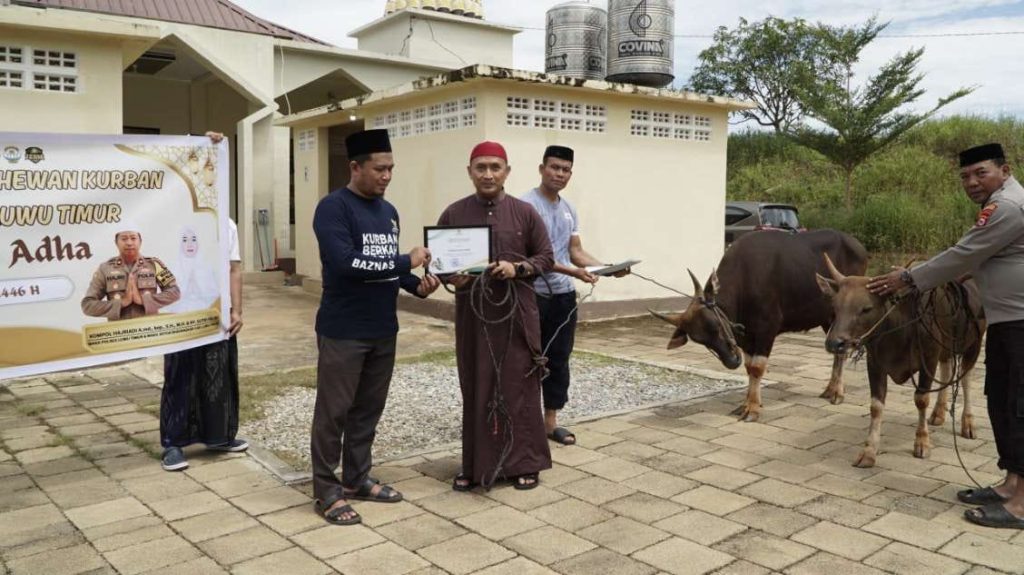 Kapolres Luwu Timur Serahkan Hewan Kurban Untuk Dibagikan ke Masyarakat
