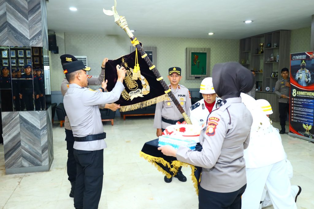 Jelang Hari Bhayangkara ke-79, Wakapolda Sulsel Pimpin Upacara Pensucian Pataka Pallawa Lipu