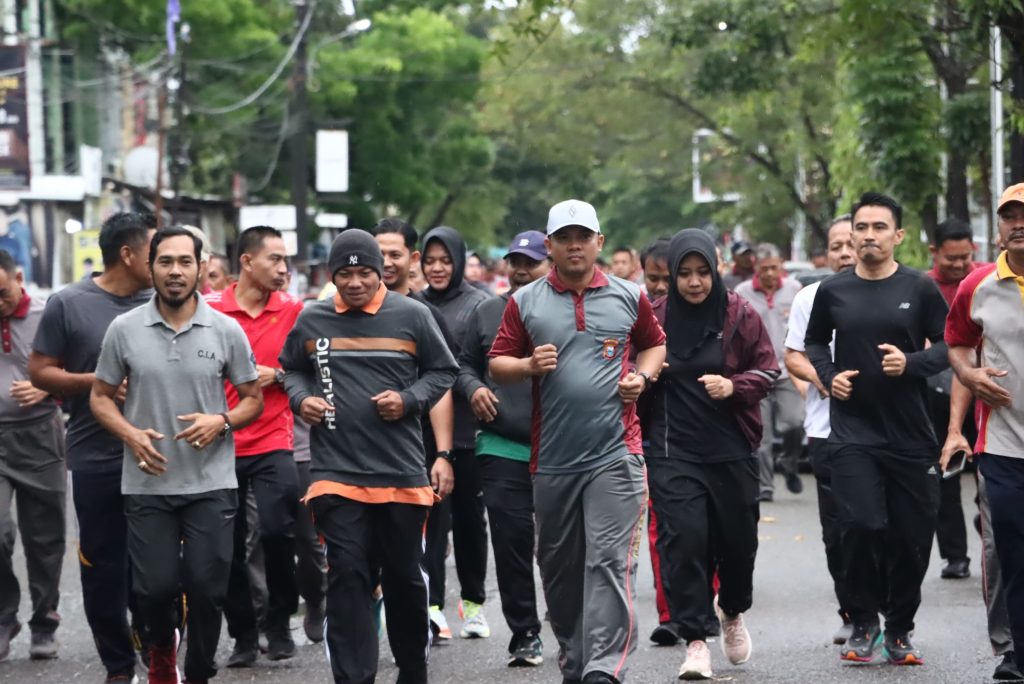 Kapolres Maros Melakukan Olahraga Bersama Dengan Personel dan Masyarakat