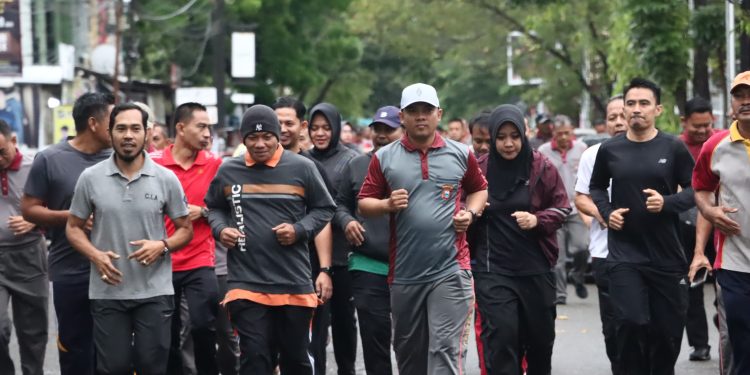 Kapolres Maros Melakukan Olahraga Bersama Dengan Personel dan Masyarakat