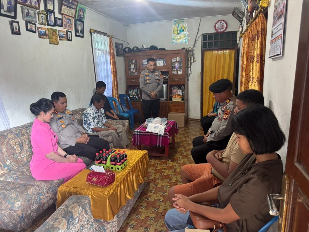 Dalam Rangka Hari Bhayangkara ke-79, Kapolres Toraja Utara Anjangsana ke Purnawirawan dan Warakawuri 