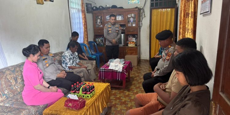 Dalam Rangka Hari Bhayangkara ke-79, Kapolres Toraja Utara Anjangsana ke Purnawirawan dan Warakawuri 