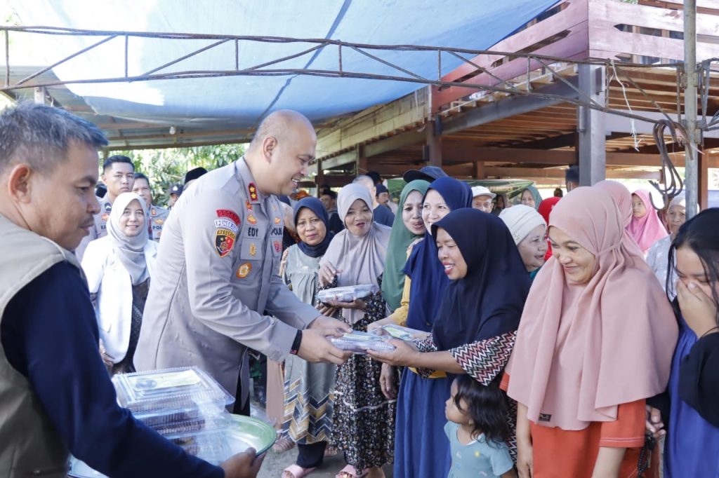 Kapolres Pinrang bersama Forkopimda Salurkan Bantuan Daging Kurban Presiden RI di Mattiro Sompe
