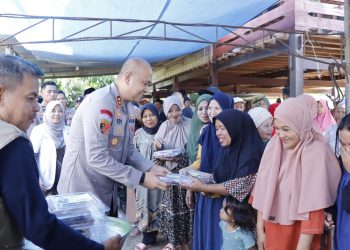 Kapolres Pinrang bersama Forkopimda Salurkan Bantuan Daging Kurban Presiden RI di Mattiro Sompe