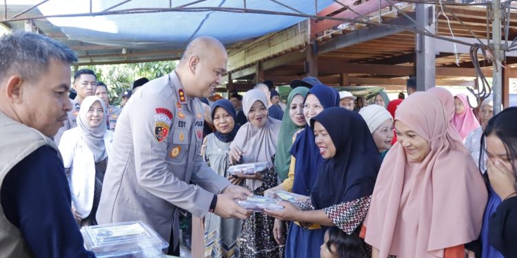 Kapolres Pinrang bersama Forkopimda Salurkan Bantuan Daging Kurban Presiden RI di Mattiro Sompe