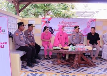 Kapolres Barru Bersama Ketua Bhayangkari Anjangsana ke Personel Yang Sakit