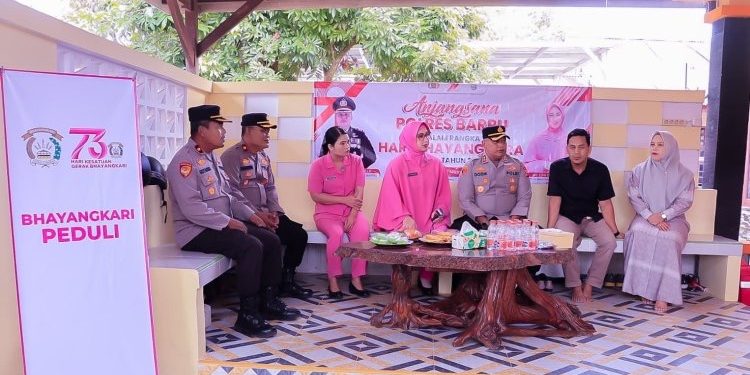 Kapolres Barru Bersama Ketua Bhayangkari Anjangsana ke Personel Yang Sakit