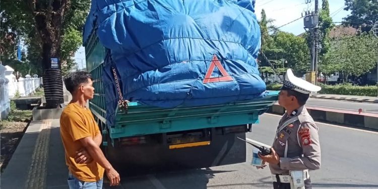 Menuju Zero Odol, Personel Satlantas Polres Takalar Beri Edukasi dan Teguran ke Pelanggar