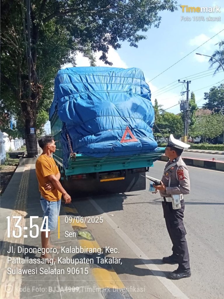 Menuju Zero Odol, Personel Satlantas Polres Takalar Beri Edukasi dan Teguran ke Pelanggar