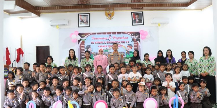 Kapolres Tana Toraja bersama Ketua Bhayangkari Hadiri Acara Penamatan TK Kemala Bhayangkari