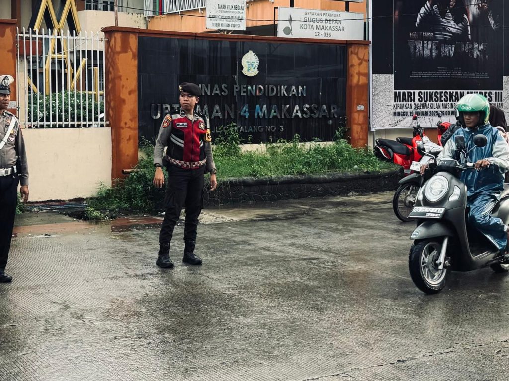 Personel Polres Pelabuhan Makassar Gelar Pengamanan dan Pengaturan Lalu Lintas