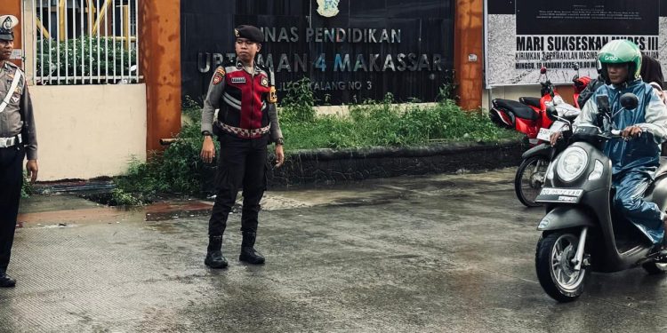 Personel Polres Pelabuhan Makassar Gelar Pengamanan dan Pengaturan Lalu Lintas