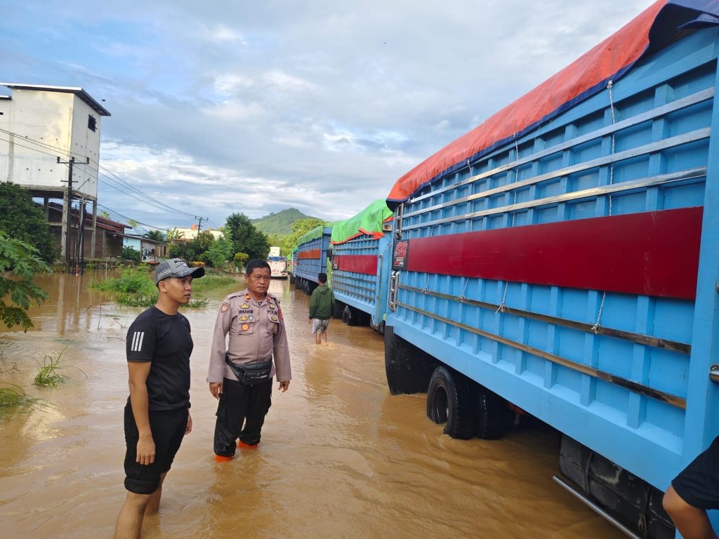 Pastikan Kamtibmas dan Arus Lalin Aman, Polres Luwu Gerak Cepat Tangani Banjir di Larompong