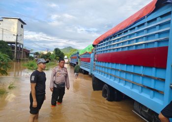 Pastikan Kamtibmas dan Arus Lalin Aman, Polres Luwu Gerak Cepat Tangani Banjir di Larompong