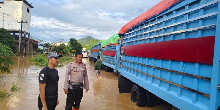 Pastikan Kamtibmas dan Arus Lalin Aman, Polres Luwu Gerak Cepat Tangani Banjir di Larompong