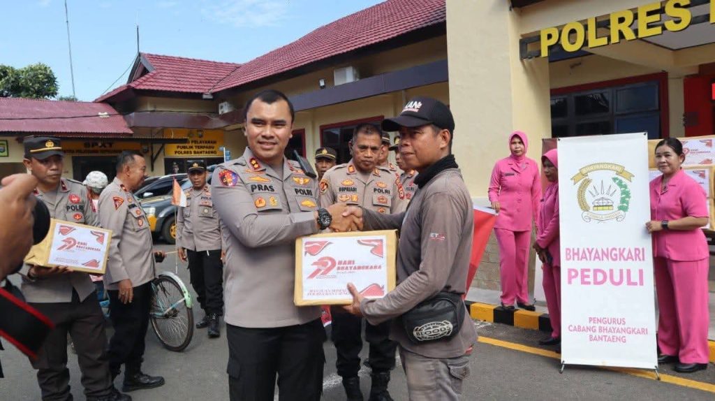 Peringati Hari Bhayangkara Ke-79, Kapolres Bantaeng Bagi Sembako ke Warga Kurang Mampu