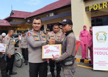 Peringati Hari Bhayangkara Ke-79, Kapolres Bantaeng Bagi Sembako ke Warga Kurang Mampu