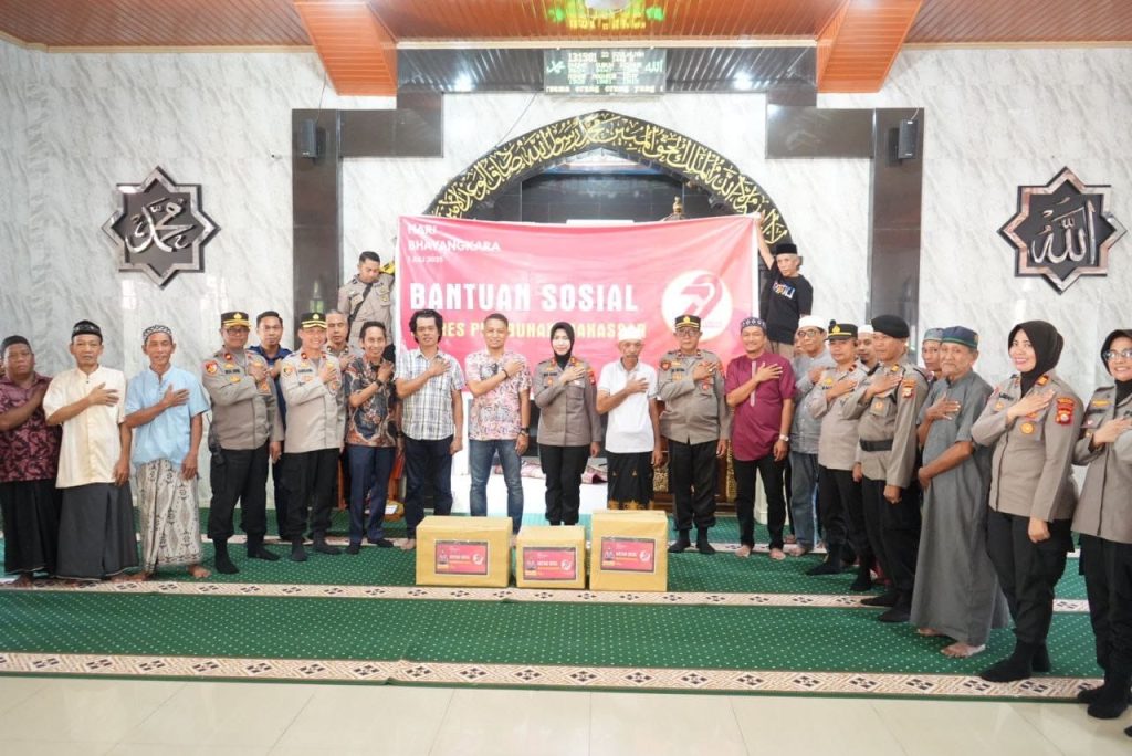 Dalam Rangka Hari Bhayangkara, Kapolres Pelabuhan Makassar Pimpin Baksos dan Bakti Religi di Masjid