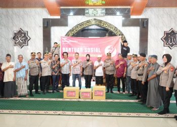Dalam Rangka Hari Bhayangkara, Kapolres Pelabuhan Makassar Pimpin Baksos dan Bakti Religi di Masjid