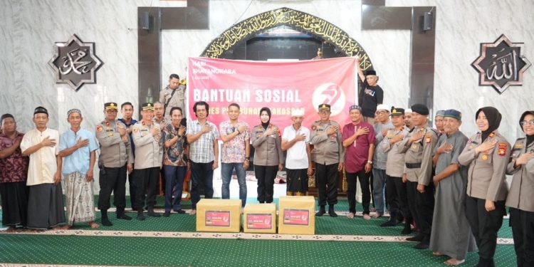 Dalam Rangka Hari Bhayangkara, Kapolres Pelabuhan Makassar Pimpin Baksos dan Bakti Religi di Masjid