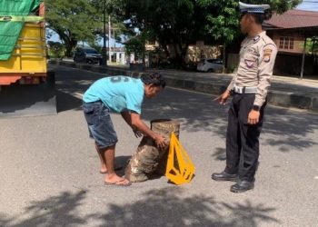 Personel Satlantas Polres Barru Himbau Pengemudi Tidak Parkir di Bahu Jalan dan Memuat Melebihi Kapasitas
