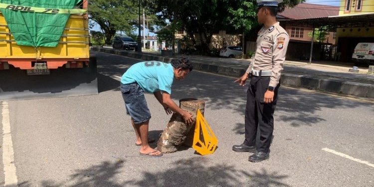 Personel Satlantas Polres Barru Himbau Pengemudi Tidak Parkir di Bahu Jalan dan Memuat Melebihi Kapasitas