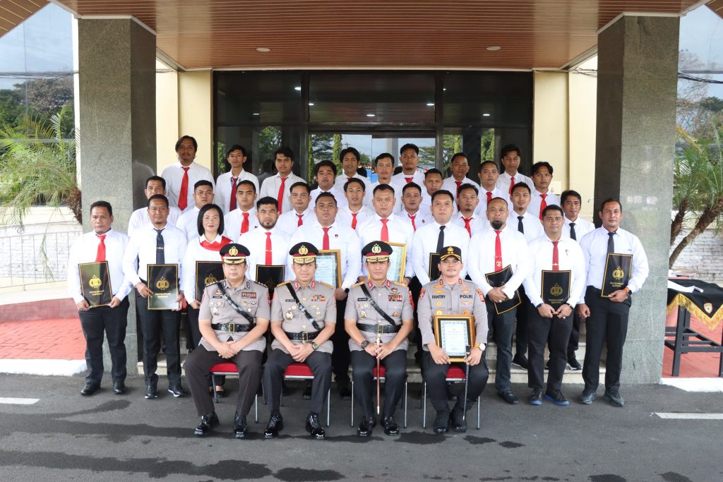 Kapolda Sulsel Beri Penghargaan ke Kapolres dan Personel Polres Sidrap Atas Prestasi Gemilang